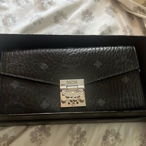 Authentic MCM chain on the wallet this is preloved